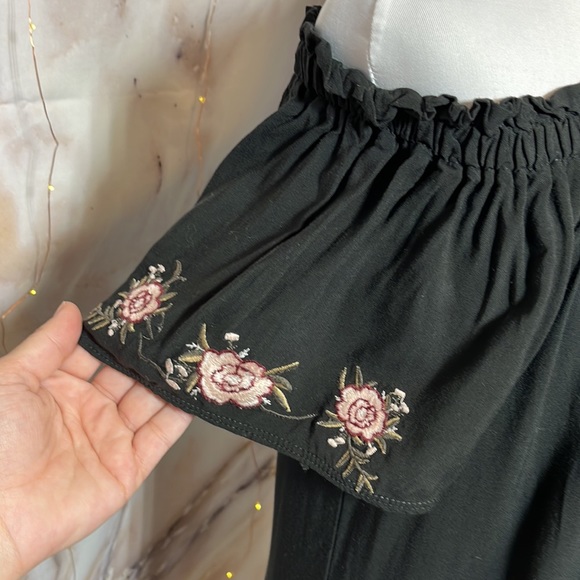 Abercrombie & Fitch Off the Shoulder Dress with Floral Embroidering Black SZ S - Picture 3 of 10